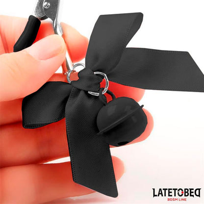 LATETOBED BDSM LINE - PINZAS PARA PEZONES CON CASCABEL Y LAZOS NEGROS