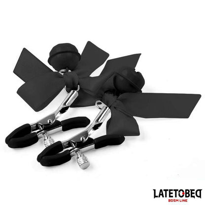 LATETOBED BDSM LINE - PINZAS PARA PEZONES CON CASCABEL Y LAZOS NEGROS