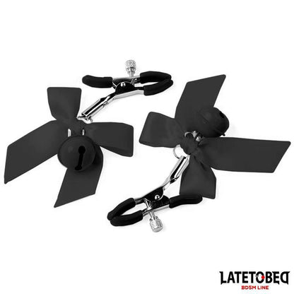 LATETOBED BDSM LINE - PINZAS PARA PEZONES CON CASCABEL Y LAZOS NEGROS