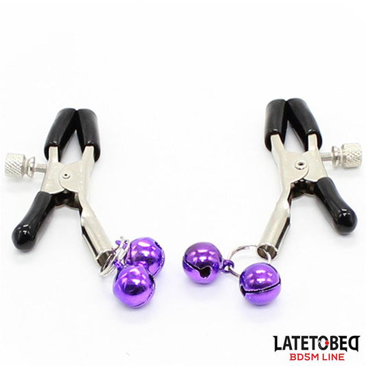 LATETOBED BDSM LINE - PINZAS PARA PEZONES CON CASCABELES PÚRPURA