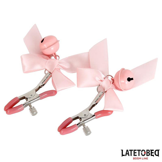 LATETOBED BDSM LINE - PINZAS PARA PEZONES LAZO Y CASCABEL ROSA