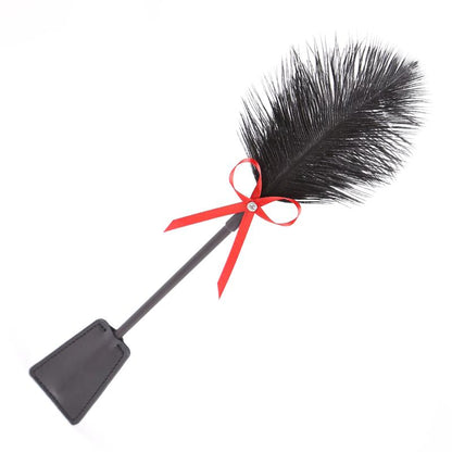LATETOBED BDSM LINE - PLUMAS Y PALA 2 EN 1 36 CM NEGRO/ROJO