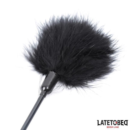 LATETOBED BDSM LINE - PLUMERO CLÁSICO NEGRO 41CM