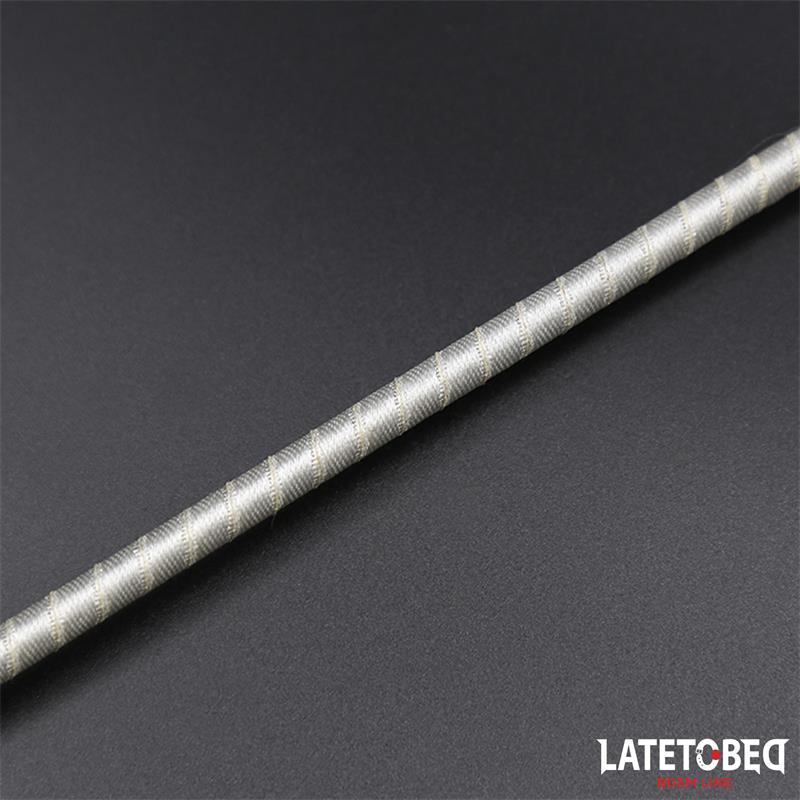 LATETOBED BDSM LINE - PLUMERO CON FUSTA BLANCO