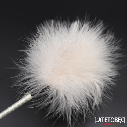 LATETOBED BDSM LINE - PLUMERO CON FUSTA BLANCO