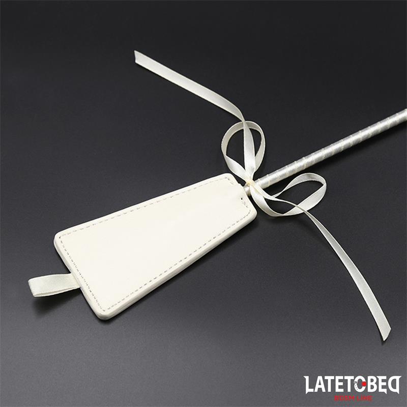 LATETOBED BDSM LINE - PLUMERO CON FUSTA BLANCO