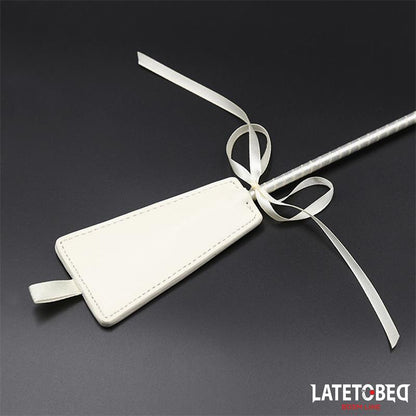 LATETOBED BDSM LINE - PLUMERO CON FUSTA BLANCO