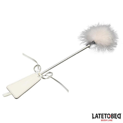 LATETOBED BDSM LINE - PLUMERO CON FUSTA BLANCO