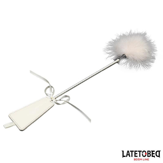 LATETOBED BDSM LINE - PLUMERO CON FUSTA BLANCO