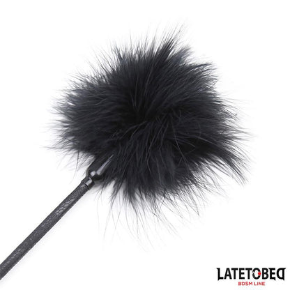 LATETOBED BDSM LINE - PLUMERO CON FUSTA ENCAJE Y LAZO NEGRO
