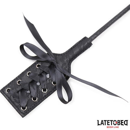 LATETOBED BDSM LINE - PLUMERO CON FUSTA ENCAJE Y LAZO NEGRO