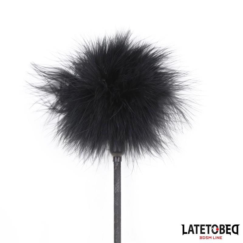 LATETOBED BDSM LINE - PLUMERO CON FUSTA ENCAJE Y LAZO NEGRO