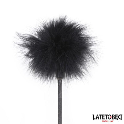 LATETOBED BDSM LINE - PLUMERO CON FUSTA ENCAJE Y LAZO NEGRO