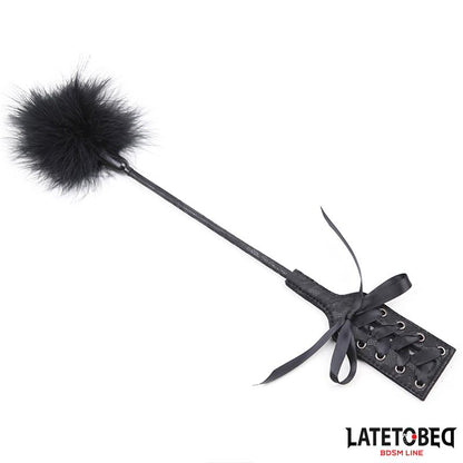 LATETOBED BDSM LINE - PLUMERO CON FUSTA ENCAJE Y LAZO NEGRO