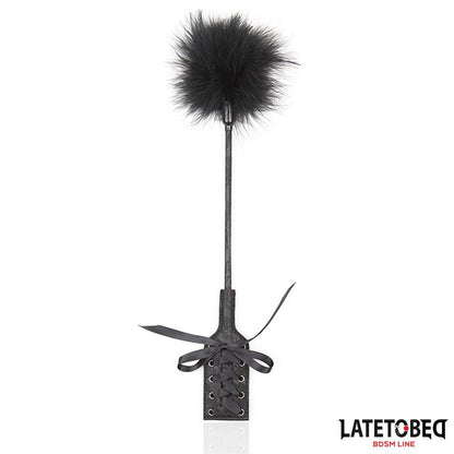 LATETOBED BDSM LINE - PLUMERO CON FUSTA ENCAJE Y LAZO NEGRO