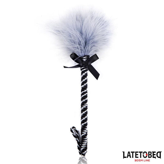 LATETOBED BDSM LINE - PLUMERO CON LAZO GRIS Y NEGRO 25CM