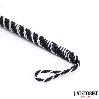 LATETOBED BDSM LINE - PLUMERO CON LAZO GRIS Y NEGRO 25CM