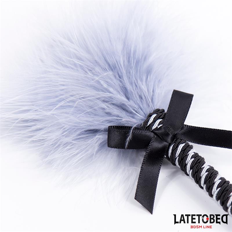 LATETOBED BDSM LINE - PLUMERO CON LAZO GRIS Y NEGRO 25CM