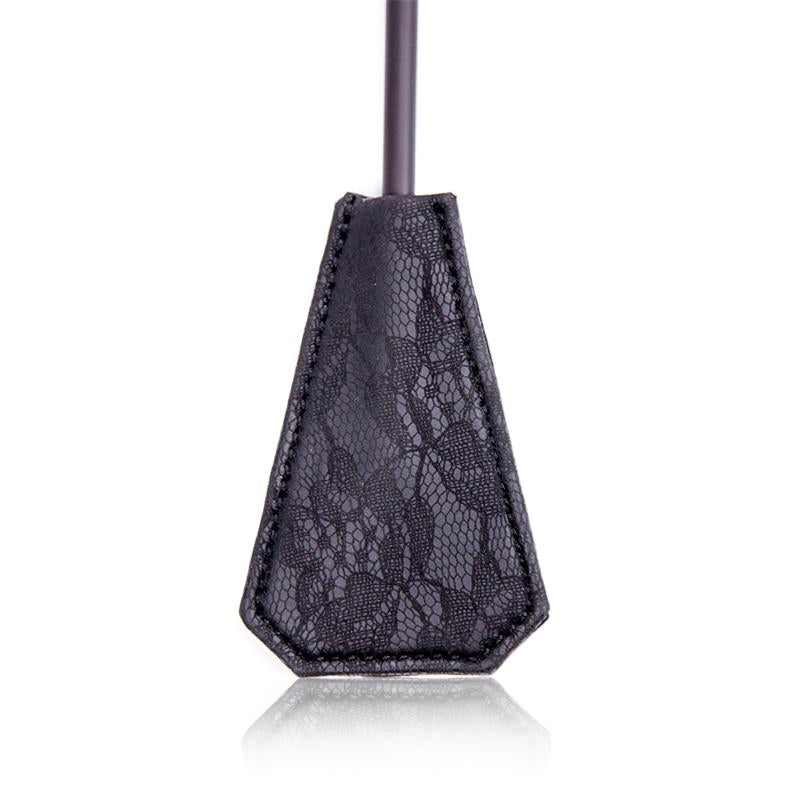 LATETOBED BDSM LINE - PLUMERO Y PALA CON ENCAJE 2 EN 1 56 CM NEGRO