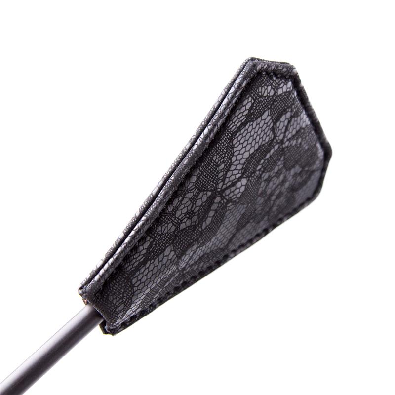 LATETOBED BDSM LINE - PLUMERO Y PALA CON ENCAJE 2 EN 1 56 CM NEGRO