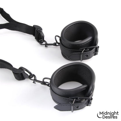 MIDNIGHT DESIRES - SET DE RESTRICCIONES CON COJÍN PARA EL CUELLO